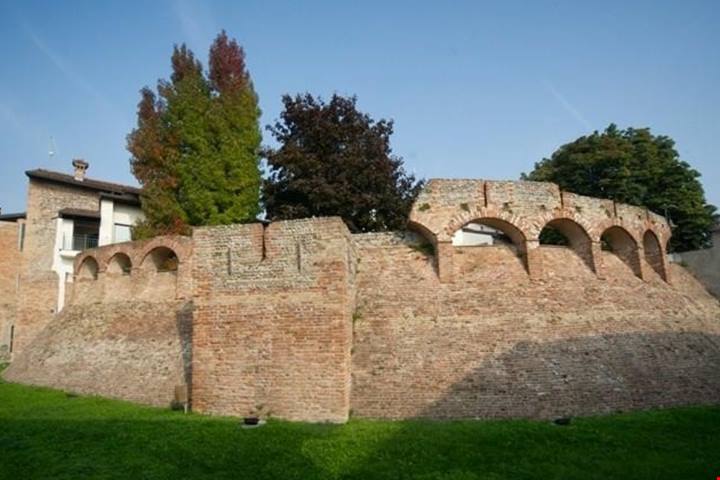 Uno dei borghi fortificati più antichi di tutta la Lombardia: si trova a due passi da Bergamo in un contesto storico unico | PaesiOnLine