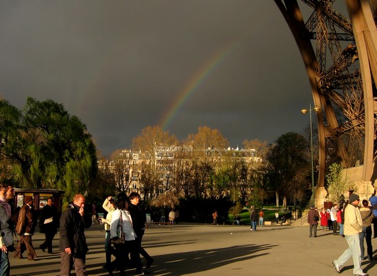 arcobaleno sotto la tour Eiffel