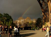 arcobaleno sotto la tour Eiffel