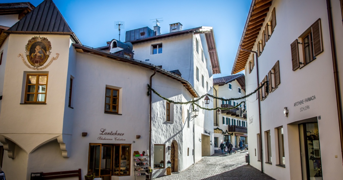Il suo nome potrebbe confonderti le idee, ma in Alto Adige c'è un borgo di colori e murales davvero iconico