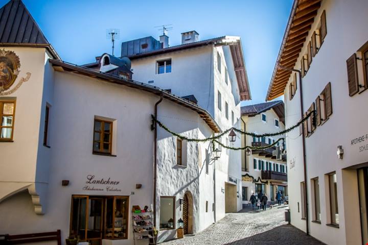 Il suo nome potrebbe confonderti le idee, ma in Alto Adige c'è un borgo di colori e murales davvero iconico
