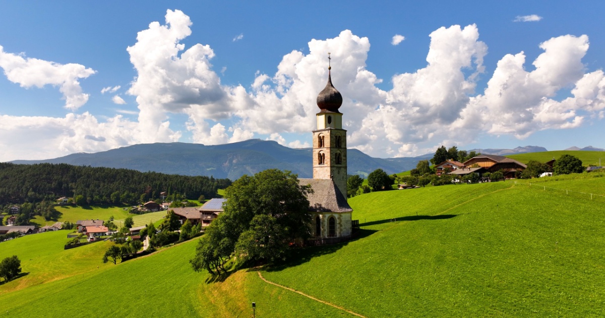 Il suo nome potrebbe confonderti le idee, ma in Alto Adige c'è un borgo di colori e murales davvero iconico