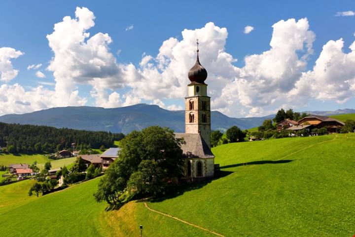 Il suo nome potrebbe confonderti le idee, ma in Alto Adige c'è un borgo di colori e murales davvero iconico