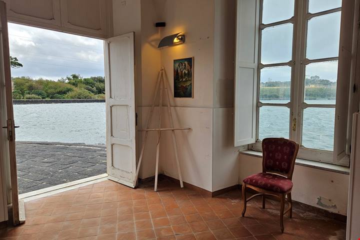 Sul lago, una favolosa casa settecentesca dei Borbone: è la casa di Pinocchio del film di Comencini?