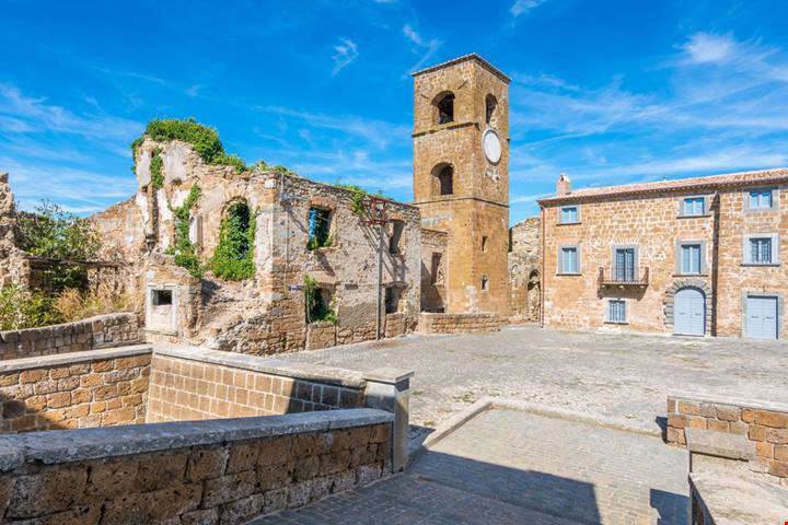 Nella tuscia viterbese c'è un antico luogo che racconta storie di un passato lontano: è uno dei borghi fantasma più magici del Lazio
