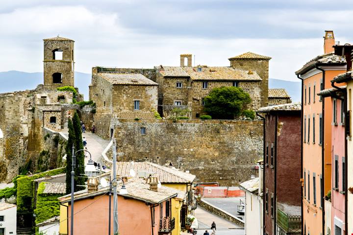 Nella tuscia viterbese c'è un antico luogo che racconta storie di un passato lontano: è uno dei borghi fantasma più magici del Lazio