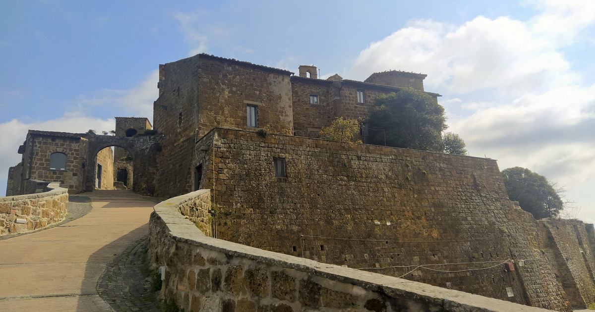 Nella tuscia viterbese c'è un antico luogo che racconta storie di un passato lontano: è uno dei borghi fantasma più magici del Lazio
