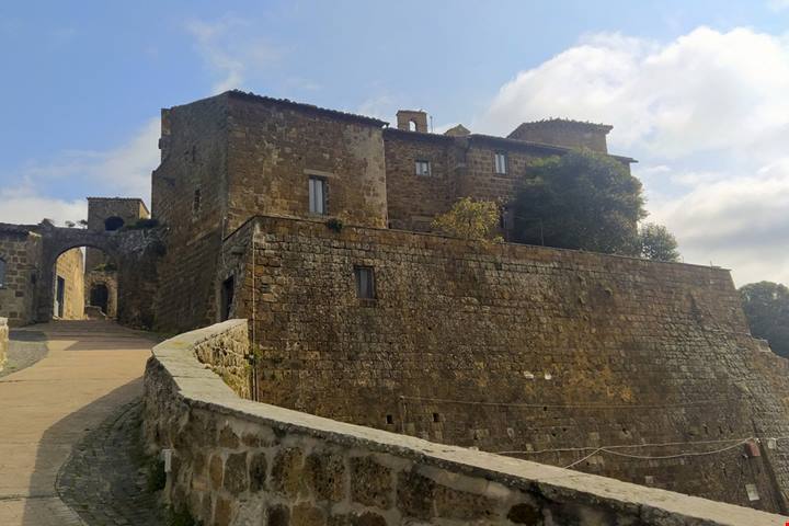 Nella tuscia viterbese c'è un antico luogo che racconta storie di un passato lontano: è uno dei borghi fantasma più magici del Lazio