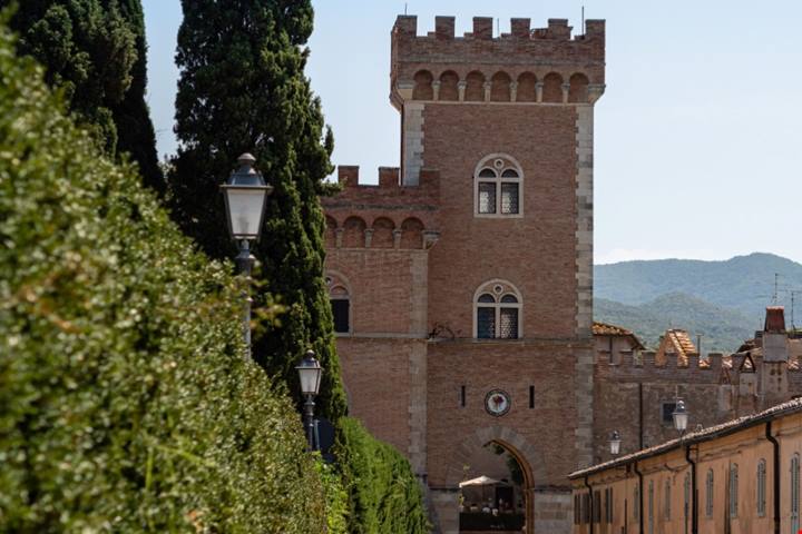 Sapori d'autore e profumo di Cipressi: questo pittoresco borgo in provincia di Livorno incarna al meglio l'essenza della Toscana | PaesiOnLine