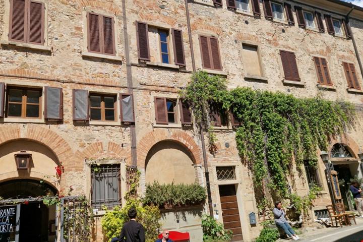 Sapori d'autore e profumo di Cipressi: questo pittoresco borgo in provincia di Livorno incarna al meglio l'essenza della Toscana | PaesiOnLine