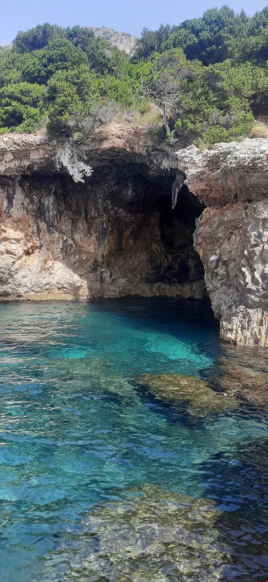 Grotta delle Capre Dopo una bella passeggiata nella macchia mediterranea, prendendo la discesa "La Rinascente" si raggiunge la Grotta delle Capre con le sue acque cristallina ed un panorama mozzafiato.  