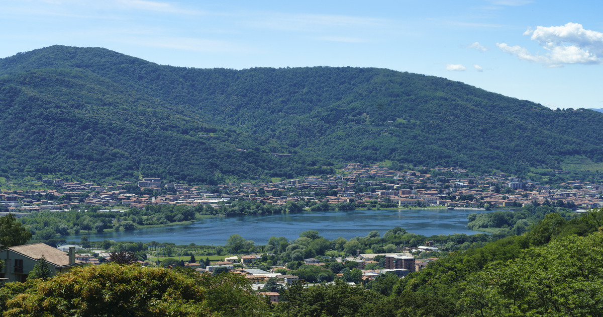 Adagiato nella Valle ma con lo sguardo verso il Lago questo autentico borgo secolare è tra i più affascinanti della Lombardia