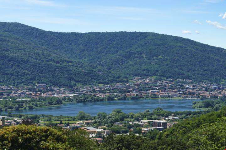 Adagiato nella Valle ma con lo sguardo verso il Lago questo autentico borgo secolare è tra i più affascinanti della Lombardia