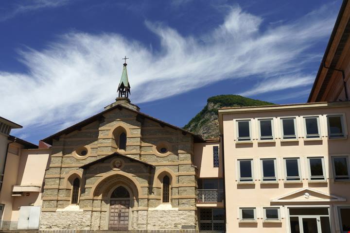 Adagiato nella Valle ma con lo sguardo verso il Lago questo autentico borgo secolare è tra i più affascinanti della Lombardia