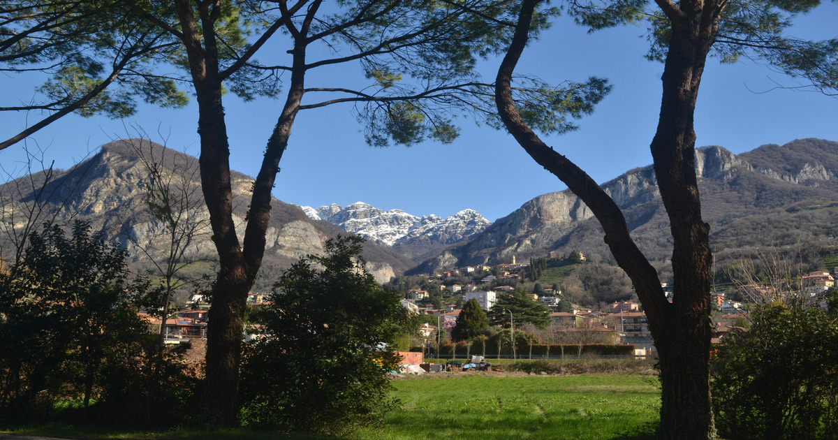 Adagiato nella Valle ma con lo sguardo verso il Lago questo autentico borgo secolare è tra i più affascinanti della Lombardia