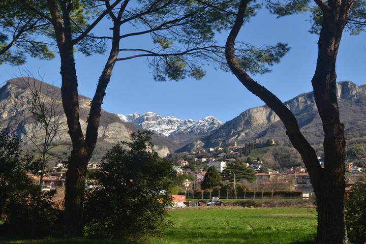 Adagiato nella Valle ma con lo sguardo verso il Lago questo autentico borgo secolare è tra i più affascinanti della Lombardia