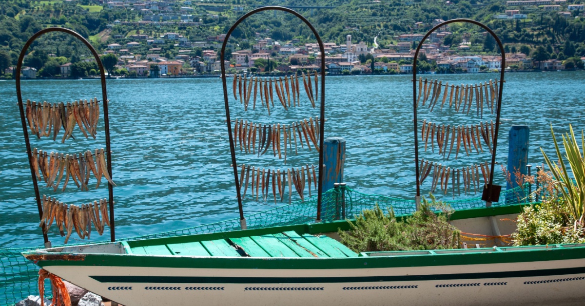 In Lombardia c'è un borgo meraviglioso a due passi dal Lago: tra antiche torri e negozi eleganti è tra i più belli vicino Milano | PaesiOnLine