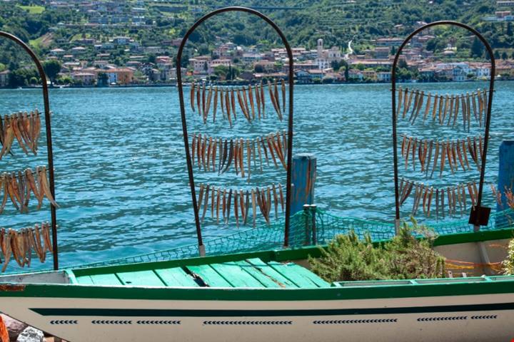 In Lombardia c'è un borgo meraviglioso a due passi dal Lago: tra antiche torri e negozi eleganti è tra i più belli vicino Milano | PaesiOnLine