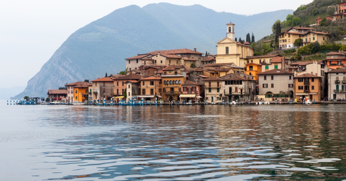 In Lombardia c'è un borgo meraviglioso a due passi dal Lago: tra antiche torri e negozi eleganti è tra i più belli vicino Milano | PaesiOnLine