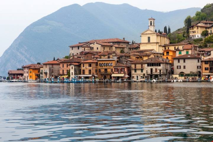 In Lombardia c'è un borgo meraviglioso a due passi dal Lago: tra antiche torri e negozi eleganti è tra i più belli vicino Milano | PaesiOnLine
