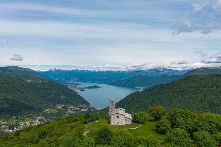 l panorama più bello della Valle d'Intelvi si osserva da una spettacolare altura che ospita un'eremo quasi millenario: ecco quale