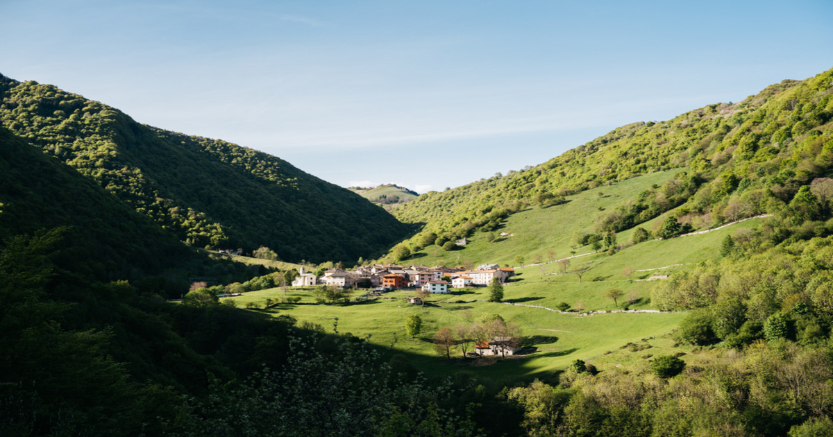 l panorama più bello della Valle d'Intelvi si osserva da una spettacolare altura che ospita un'eremo quasi millenario: ecco quale