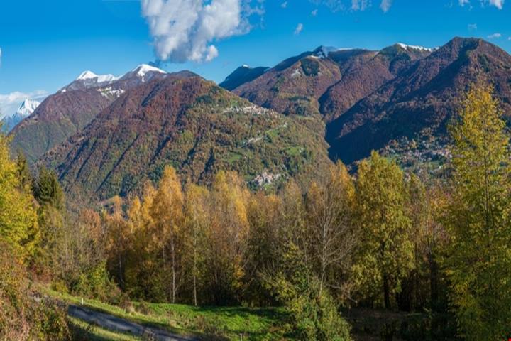 l panorama più bello della Valle d'Intelvi si osserva da una spettacolare altura che ospita un'eremo quasi millenario: ecco quale