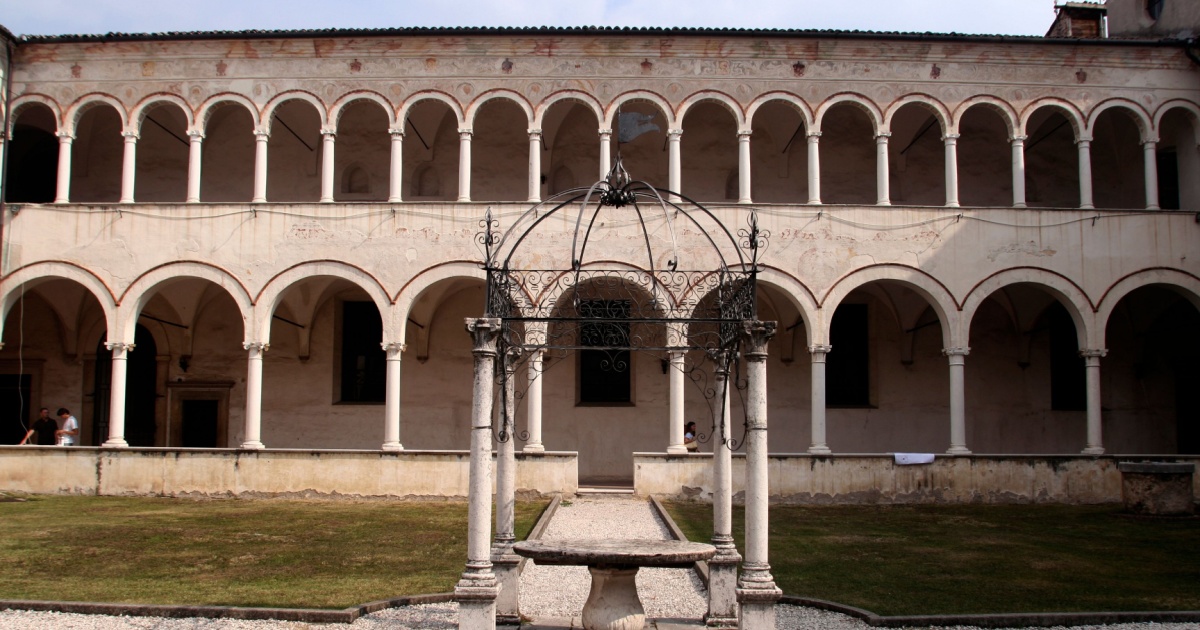A metà tra Brescia ed il Lago d'Iseo c'è uno dei borghi più affascinanti di tutta la Franciacorta, la sua abbazia è scolpita nella storia | PaesiOnLine
