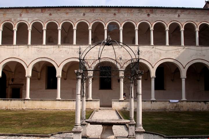 A metà tra Brescia ed il Lago d'Iseo c'è uno dei borghi più affascinanti di tutta la Franciacorta, la sua abbazia è scolpita nella storia | PaesiOnLine