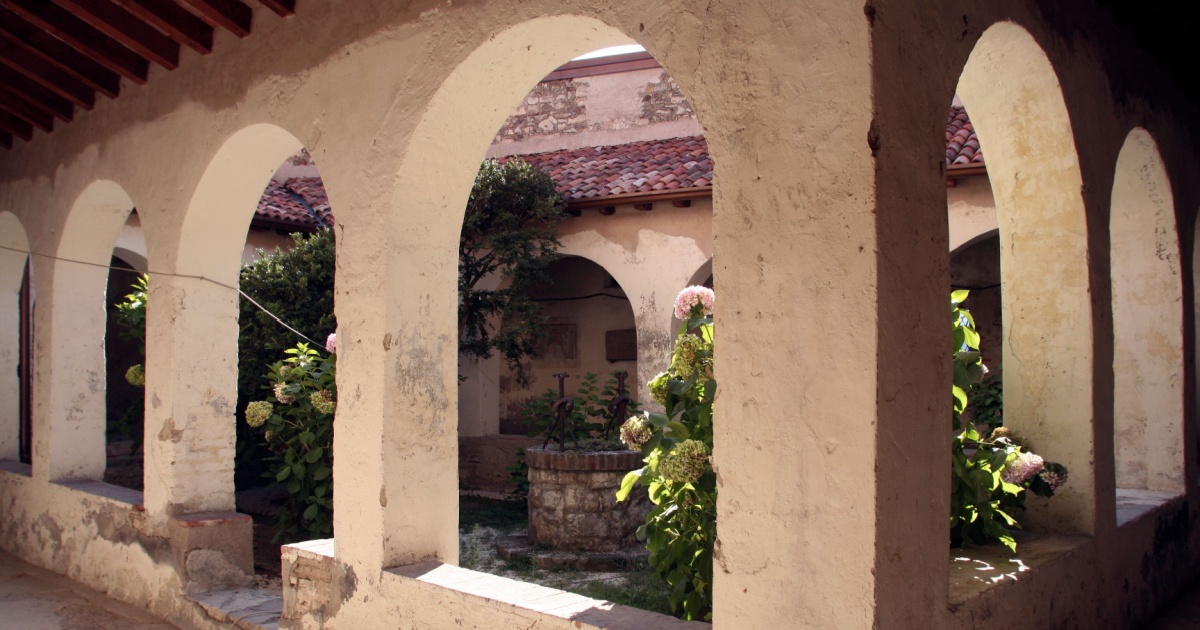 A metà tra Brescia ed il Lago d'Iseo c'è uno dei borghi più affascinanti di tutta la Franciacorta, la sua abbazia è scolpita nella storia | PaesiOnLine
