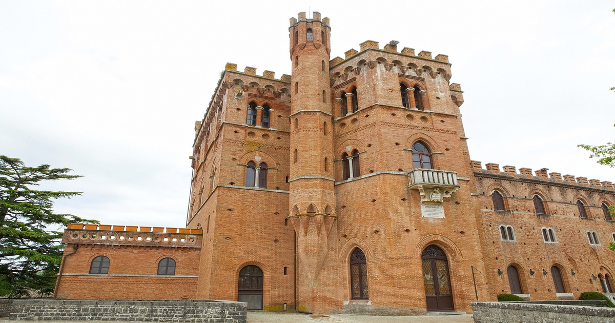 Da sempre conteso tra Siena e Firenze, questo antico castello di origini longobarde è comunque tra i più affascinanti della Toscana