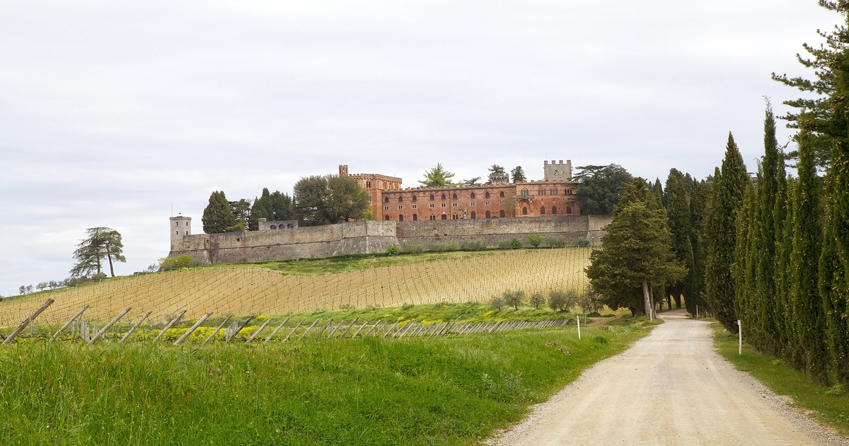 Da sempre conteso tra Siena e Firenze, questo antico castello di origini longobarde è comunque tra i più affascinanti della Toscana
