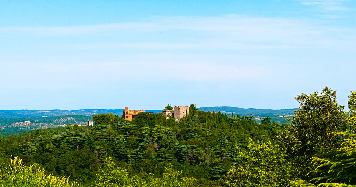 Da sempre conteso tra Siena e Firenze, questo antico castello di origini longobarde è comunque tra i più affascinanti della Toscana