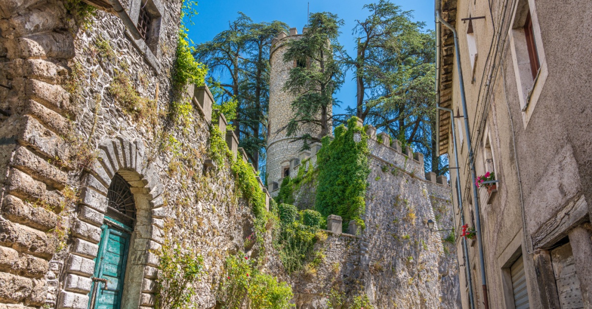 Su una montagna a diversi km da Roma è adagiato il caratteristico borgo delle ginestre: la sua è una storia davvero millenaria | PaesiOnLine