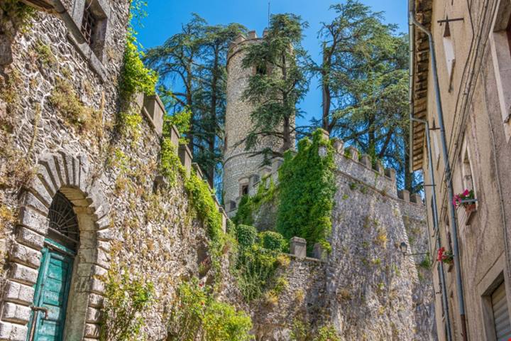 Su una montagna a diversi km da Roma è adagiato il caratteristico borgo delle ginestre: la sua è una storia davvero millenaria | PaesiOnLine