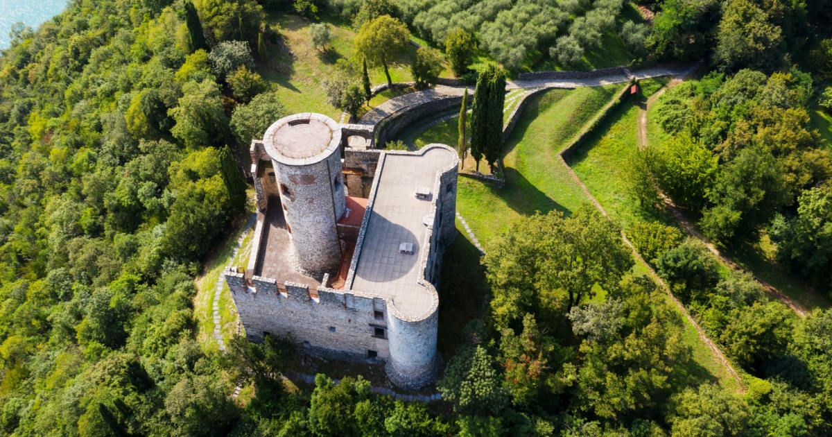 C'è una meravigliosa isola galleggiante sul Lago d'Iseo che ospita un antico castello: un'antichissima fortezza che si specchia sull'acqua | PaesiOnLine