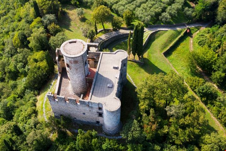 C'è una meravigliosa isola galleggiante sul Lago d'Iseo che ospita un antico castello: un'antichissima fortezza che si specchia sull'acqua | PaesiOnLine