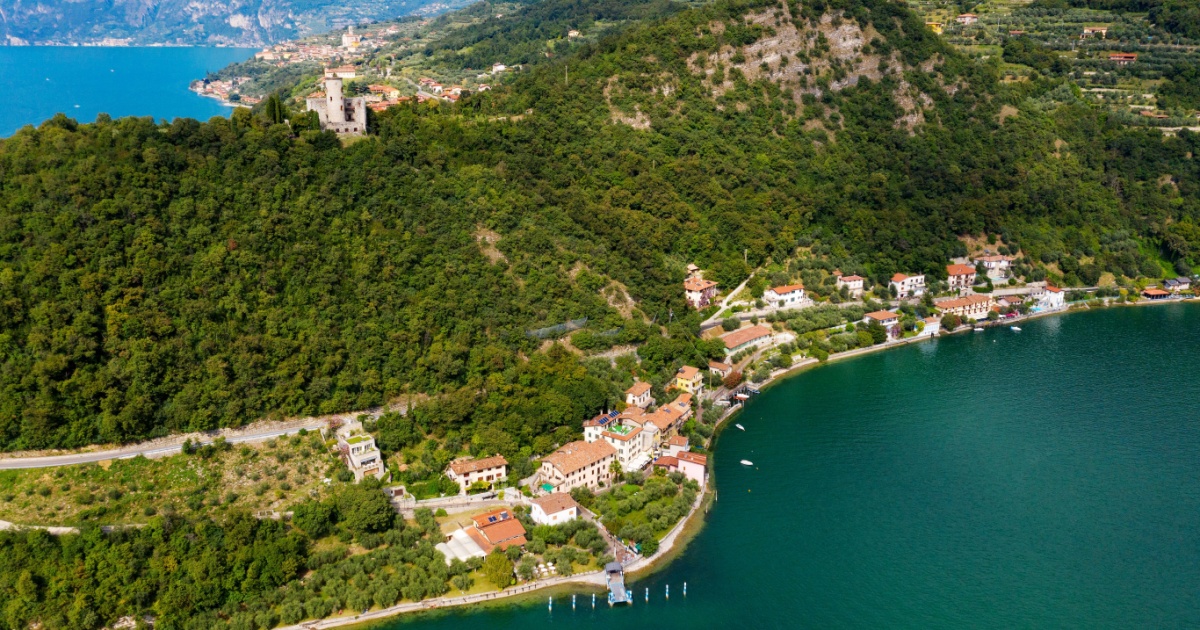 C'è una meravigliosa isola galleggiante sul Lago d'Iseo che ospita un antico castello: un'antichissima fortezza che si specchia sull'acqua | PaesiOnLine