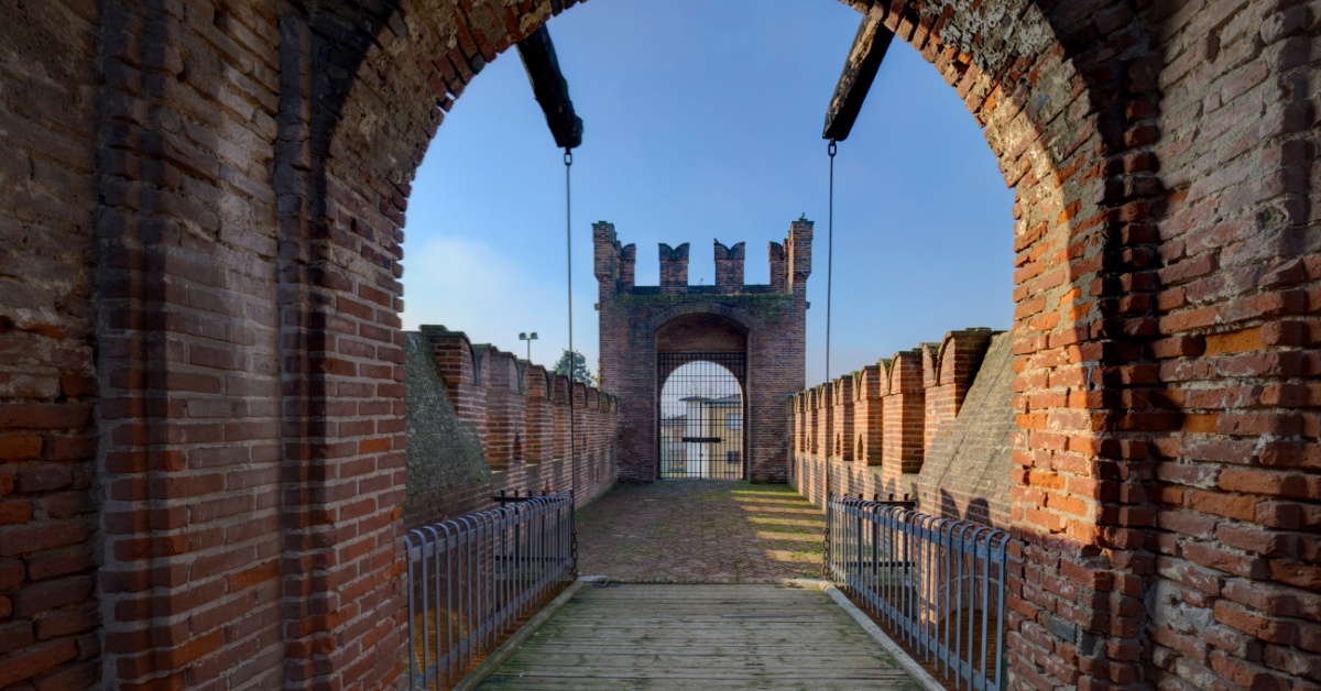 Ai piedi di una maestosa rocca in provincia di Cremona c'è un antico borgo dal fascino rurale immerso nella natura | PaesiOnLine