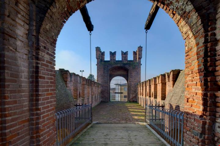 Ai piedi di una maestosa rocca in provincia di Cremona c'è un antico borgo dal fascino rurale immerso nella natura | PaesiOnLine