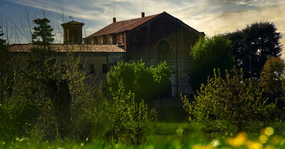 Ai piedi di una maestosa rocca in provincia di Cremona c'è un antico borgo dal fascino rurale immerso nella natura | PaesiOnLine