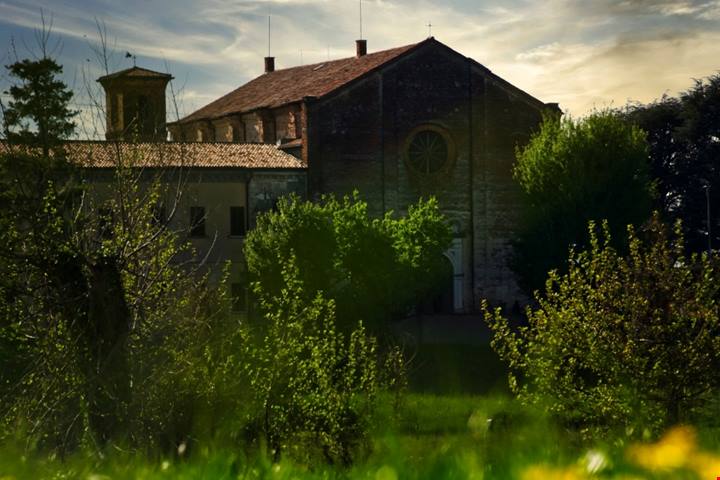 Ai piedi di una maestosa rocca in provincia di Cremona c'è un antico borgo dal fascino rurale immerso nella natura | PaesiOnLine
