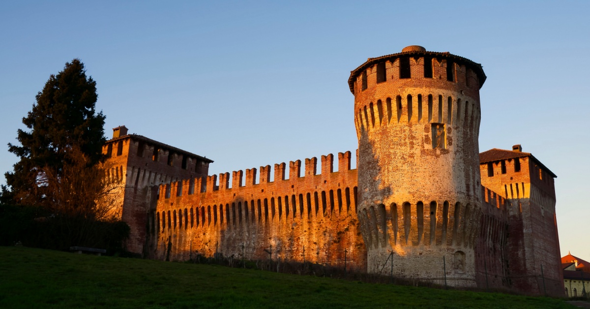 Ai piedi di una maestosa rocca in provincia di Cremona c'è un antico borgo dal fascino rurale immerso nella natura | PaesiOnLine