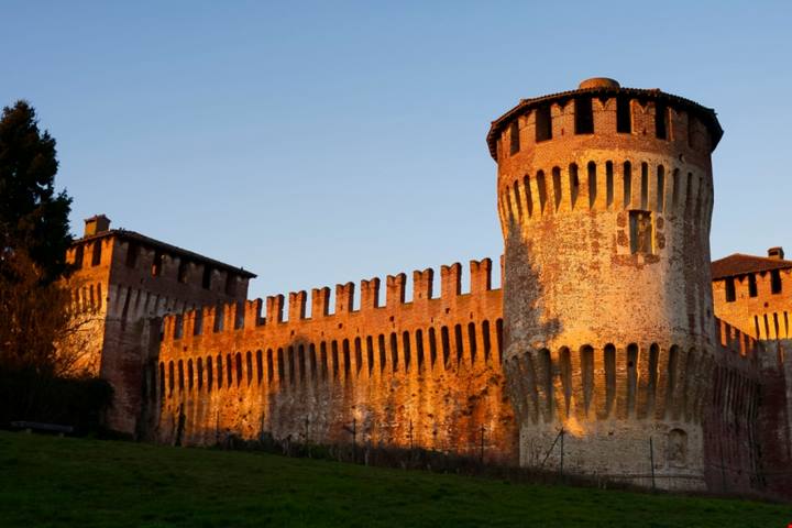 Ai piedi di una maestosa rocca in provincia di Cremona c'è un antico borgo dal fascino rurale immerso nella natura | PaesiOnLine