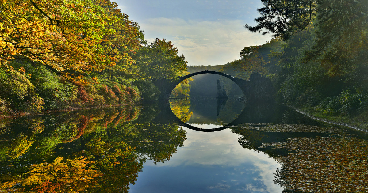 Nel parco delle azalee e dei rododendri c'è il ponte del Diavolo più affascinante di tutta la Germania: è immerso in una location spettacolare