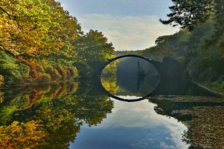 Nel parco delle azalee e dei rododendri c'è il ponte del Diavolo più affascinante di tutta la Germania: è immerso in una location spettacolare