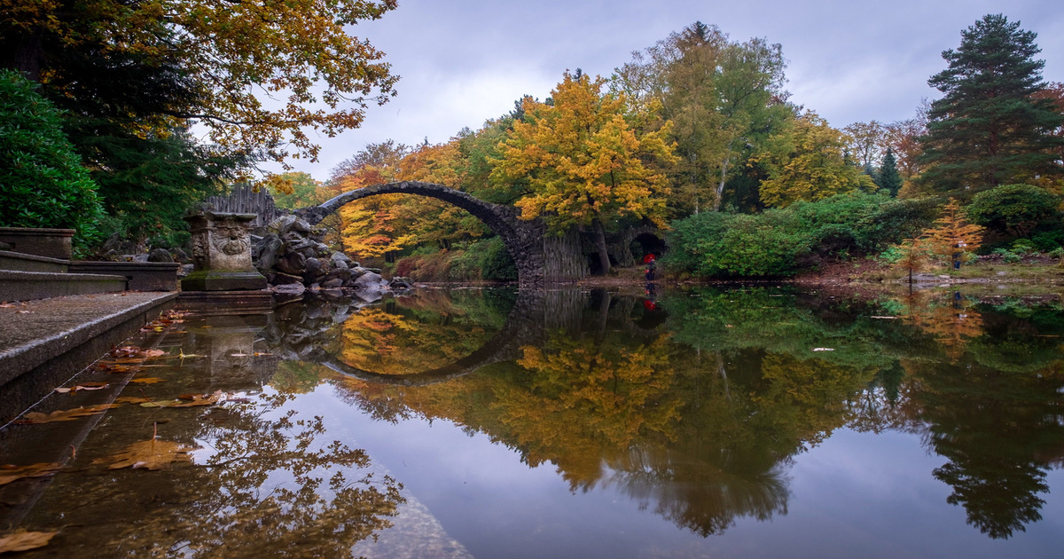 Nel parco delle azalee e dei rododendri c'è il ponte del Diavolo più affascinante di tutta la Germania: è immerso in una location spettacolare