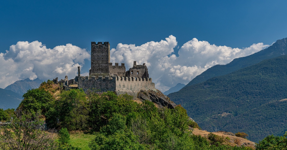 All'ombra del castello di Cly sorge uno dei borghi di montagna più affascinanti della Valle D'Aosta: ecco perché visitarlo | PaesiOnLine