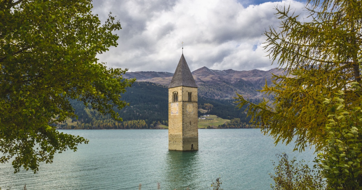 C'è un meraviglioso borgo fortificato che da anni sorveglia la Val Venosta: è uno dei nuclei medievali meglio conservati della regione | PaesiOnLine