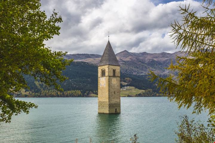C'è un meraviglioso borgo fortificato che da anni sorveglia la Val Venosta: è uno dei nuclei medievali meglio conservati della regione | PaesiOnLine